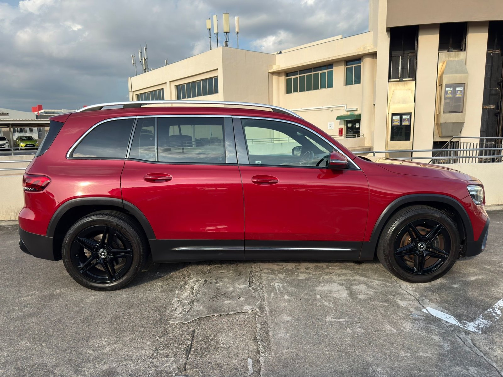 Mercedes-Benz GLB200 AMG Line photo 4
